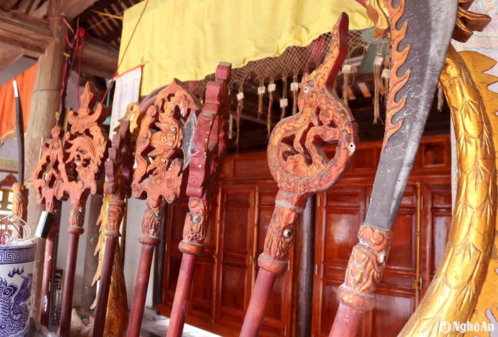 Qua nhiều lần trùng tu, tôn tạo, nhưng đền vẫn giữ được kiến trúc xưa. Tại đền hiện còn lưu giữ được nhiều hiện vật cổ có giá trị, như hương án, ống hương, long ngai, kiệu rồng, kiếm gỗ... Đền đã được công nhận là Di tích Lịch sử - Văn hóa cấp Quốc gia. Đây không chỉ là nơi sinh hoạt văn hóa tâm linh, thể hiện truyền thống uống nước nhớ nguồn của người dân địa phương, mà còn là điểm đến tham quan, tìm hiểu, nghiên cứu quan trọng về ngài Sát hải đại tướng quân Hoàng Tá Thốn ở Nghệ An. Ảnh: Huy Thư