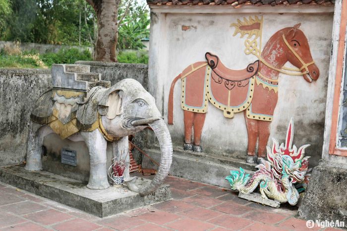 Hai bên bái đường dựng 2 cột đăng gắn liền với 2 dải tường đắp hình voi ngựa uy nghi. Được biết, sau thời gian dài xuống cấp, năm 1992, con cháu dòng họ Hoàng đã đóng góp công, của, trùng tu lớn. Thời gian qua, di tích này tiếp tục được trùng tu, tôn tạo. Ảnh: Huy Thư