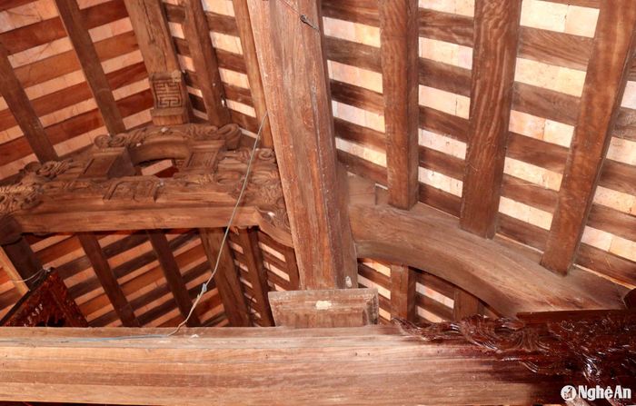 Khung gỗ của bái đường có kết cấu kiểu nhà tiền trụ, tam oai cổ nghé, giá chiêng, đặc trưng ở địa phương. Các đường xà, hạ được vát sống khế. Trên các đường hạ đặt thêm 4 trụ để nâng hệ thống kẻ, hoành, rui và mái ngói, khiến ngôi nhà thêm thông thoáng, nhưng vẫn vững chãi. Ảnh: Huy Thư
