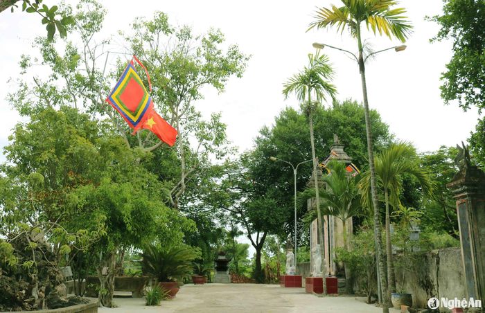 Đền Hoàng Tá Thốn ở xã Long Thành thờ Sát hải Đại tướng quân Hoàng Tá Thốn khởi lập từ thời xưa, được xây lại thời Nguyễn và đến nay đã được trùng tu, tôn tạo nhiều lần. Đền tọa lạc trên một khu đất đẹp ở xóm Vạn Tràng, bốn mùa cây cối xanh tươi. Ảnh: Huy Thư