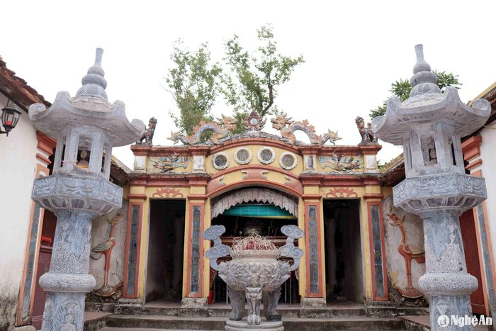 Thượng điện là ngôi nhà 2 gian nằm dọc. Mặt trước thượng điện được thiết kế như 1 bức bình phong, có 3 cửa ra, vào ngăn cách bởi 4 cột trụ. Trên cột trụ và các dải tường trang trí câu đối, đắp hình "Lưỡng long triều nguyệt", chim phượng và 4 chữ Hán "Sát hải Đại vương". Ảnh: Huy Thư