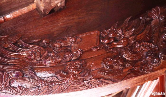Trên 2 mặt của các đường kẻ bái đường đều được điêu khắc, chạm trổ công phu. Hình ảnh "tứ linh" được biểu đạt một cách sống động qua nghệ thuật chạm bong kênh điêu luyện. Ảnh: Huy Thư
