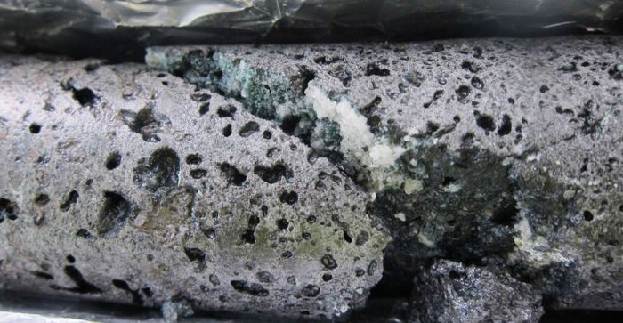 Đá cô lập CO2 thông qua quá trình khoáng hóa carbon, trong đó một số khoáng chất phản ứng với CO2 để tạo thành carbonate rắn. Do đó, carbon bị giữ lại dưới lòng đất và không thể bay trở lại vào khí quyển. Ảnh: Snexplores