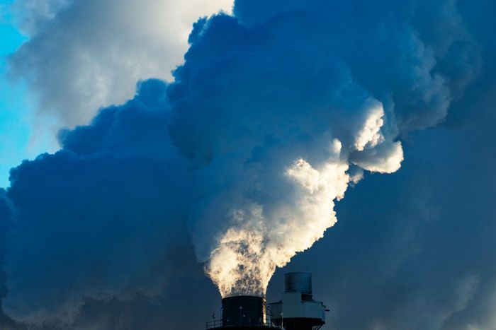 Lượng CO2 cần loại bỏ khỏi khí quyển sẽ vô cùng lớn, đòi hỏi nỗ lực lớn trên toàn cầu, kể cả khi ngành công nghiệp nhiên liệu hóa thạch ngừng thải CO2 vào khí quyển ngay hôm nay. Ảnh: Wired