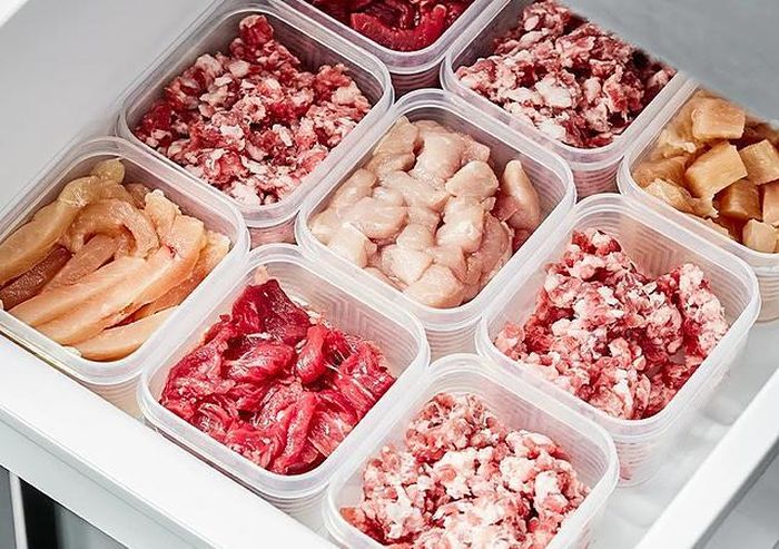 Sơ chế, phân loại và chia thịt vào túi zip hoặc hộp có nắp đậy trước khi cho vào tủ lạnh. Ảnh: aliexpress
