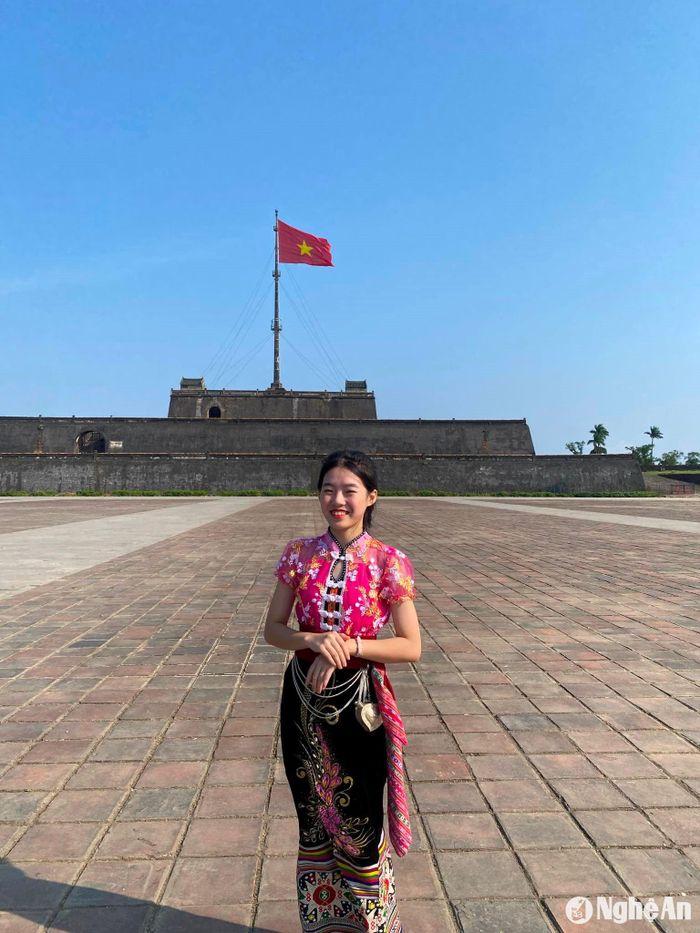 Hoài Thu là nữ sinh người dân tộc Thái, lớn lên tại bản Khun, xã Châu Hội, huyện Quỳ Châu. Bố mẹ em đều làm nông nghiệp, hoàn cảnh gia đình khó khăn. Ảnh: NTCC