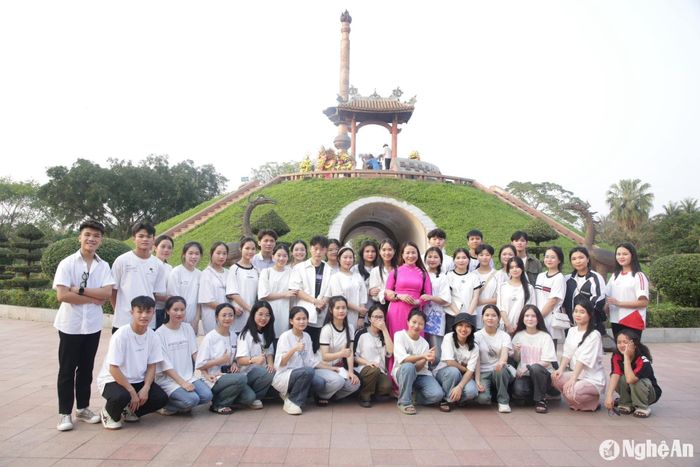 Tập thể lớp 12C2 có thành tích vượt trội với 34/41 học sinh đạt từ 27 điểm trở lên. Ảnh: NTCC