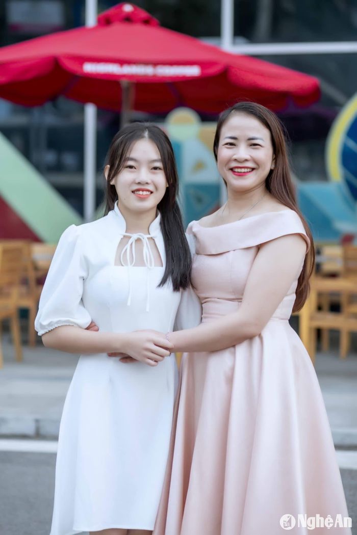 Lương Thị Hoài Thu và cô giáo chủ nhiệm Lê Thị Vinh. Ảnh: NTCC