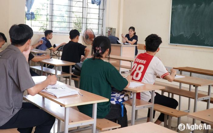 Những tiết ôn tập cuối cùng trước ngày thi tốt nghiệp của học sinh và giáo viên Trường THPT Kim Liên. Ảnh: Mỹ Hà