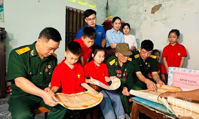 Đại diện Đoàn Thanh niên và Hội Cựu chiến binh huyện Định Hóa đến thăm ông Ma Văn Tân, ở xóm Tân Hợp, xã Tân Dương, là thương binh, từng tham gia Chiến dịch Điện Biên Phủ.