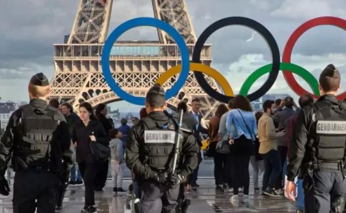 Lực lượng an ninh được bố trí dày đặc tại các khu trung tâm Paris. Ảnh: AP.