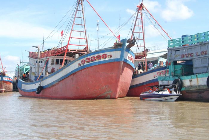 Tuần tra, tuyên truyền cho ngư dân về chống khai thác IUU.