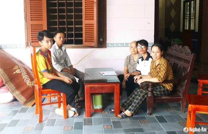 Niềm vui của gia đình Mạnh khi con trai thi đạt điểm cao. Ảnh: Huy Thư