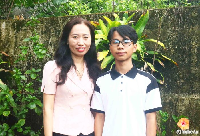 Mạnh và cô giáo chủ nhiệm lớp 12A1. Ảnh: Huy Thư
