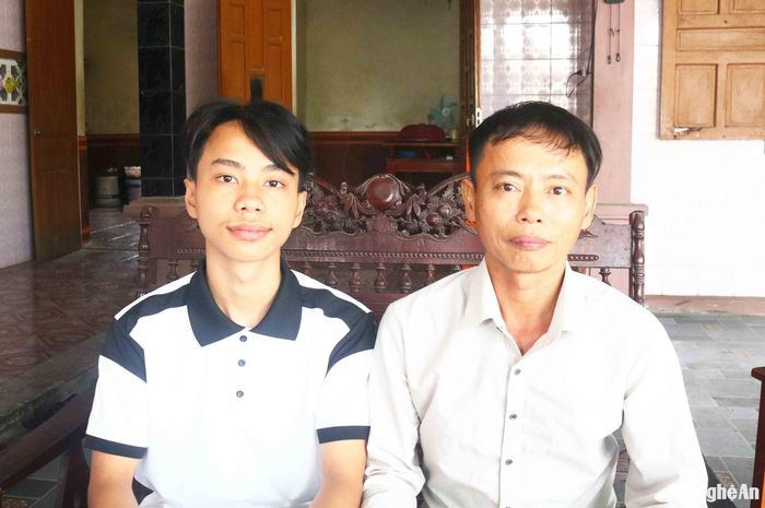 Bố Mạnh vui mừng khi em đạt được nhiều thành tích trong học tập. Ảnh Huy Thư