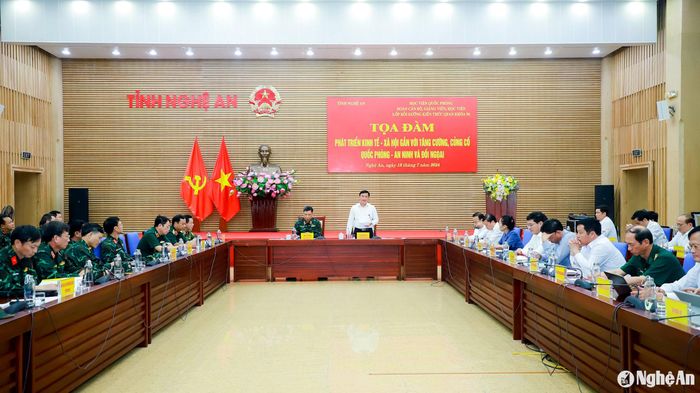 Quang cảnh tọa đàm “Phát triển kinh tế - xã hội gắn với tăng cường, củng cố quốc phòng, an ninh và đối ngoại". Ảnh: Thành Duy