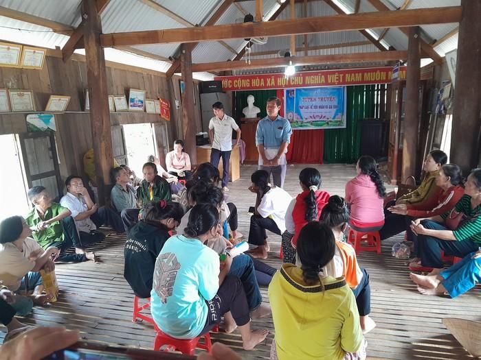 Các chị em dân tộc thiểu số nghe tuyên truyền, phổ biến pháp luật về hôn nhân gia đình