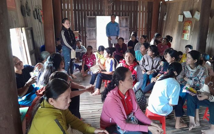 Tuyên truyền pháp luật cho phụ nữ dân tộc thiểu số làng Cam (Tây Xuân)