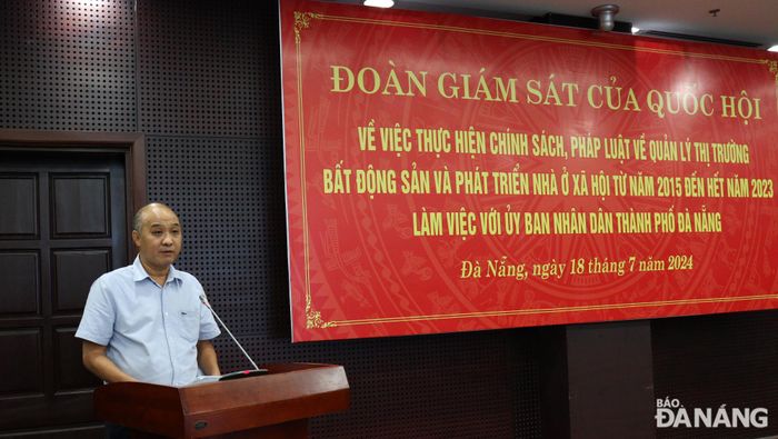 Phó Chủ tịch UBND thành phố Lê Quang Nam báo cáo tại buổi làm việc. Ảnh: HOÀNG HIỆP