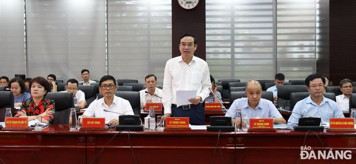 Chủ tịch UBND thành phố Đà Nẵng Lê Trung Chinh (giữa) phát biểu và Phó Chủ tịch UBND thành phố Lê Quang Nam (thứ 2, từ phải sang) tại buổi làm việc. Ảnh: HOÀNG HIỆP