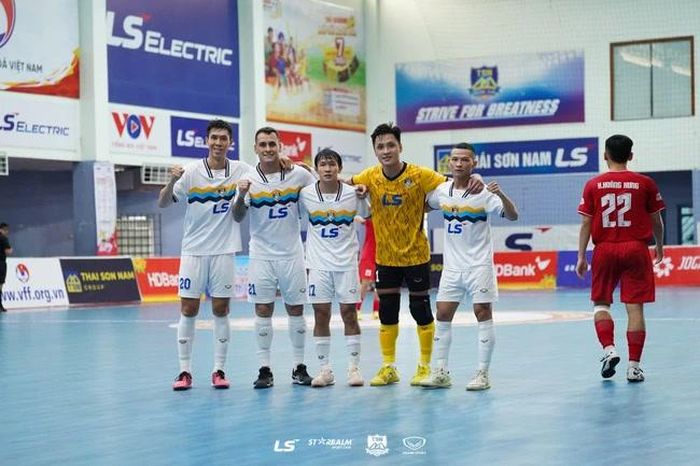 Hồ Văn Ý cùng đồng đội vô địch sớm 2 vòng đấu. Ảnh: TSN