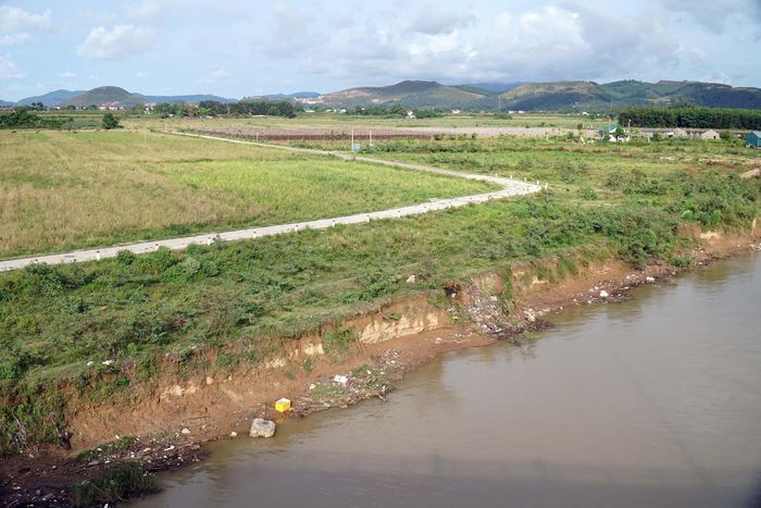 Con đường liên xã từ Long Xá đi Xuân Lam có nguy cơ bị "xóa sổ". Ảnh: Phú Hương