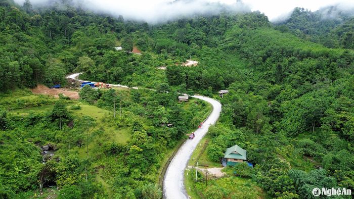 Các hộ dân sống cạnh điểm sụt lún đã được yêu cầu di dời. Ảnh: Xuân Hoàng