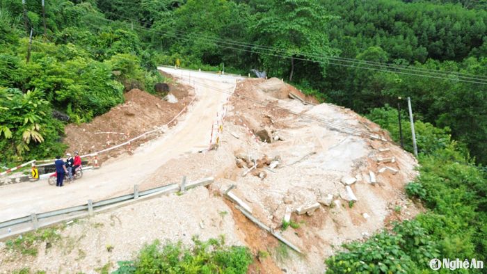 Điểm sụt lún trên Quốc lộ 16 vẫn đang có dấu hiệu lún sâu thêm. Ảnh: Xuân Hoàng