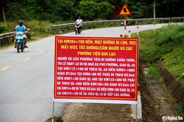 Biển hướng dẫn người dân di chuyển được đặt tại xã Châu Kim. Ảnh: Quang An
