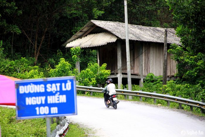 Biển cảnh báo được lắp đặt để khuyến cáo người dân không đi đến khu vực nguy hiểm. Ảnh: Xuân Hoàng