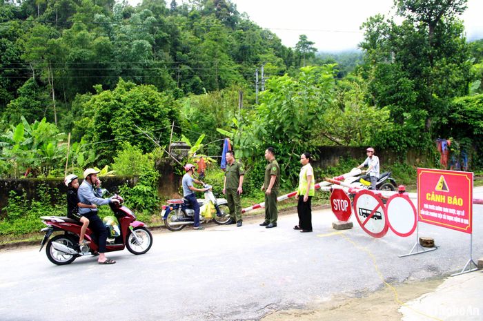 Lực lượng chức năng không cho phép người dân đi qua các điểm chốt trong sáng 19/7. Ảnh: Quang An