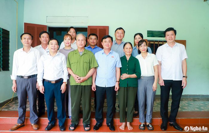 Bí thư Tỉnh ủy Thái Thanh Quý và đoàn công tác chụp ảnh lưu niệm cùng đại gia đình cựu chiến binh Hoàng Văn Bảy. Ảnh: Thành Duy