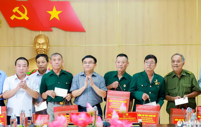 Các đồng chí: Ngọc Kim Nam - Ủy viên Ban Thường vụ Tỉnh ủy, Trưởng ban Dân vận Tỉnh ủy; Nguyễn Văn Đệ - Ủy viên Ban Chấp hành Đảng bộ tỉnh, Phó Chủ tịch UBND tỉnh trao tặng quà đến các gia đình chính sách, người có công tiêu biểu huyện Tân Kỳ. Ảnh: Thành Duy