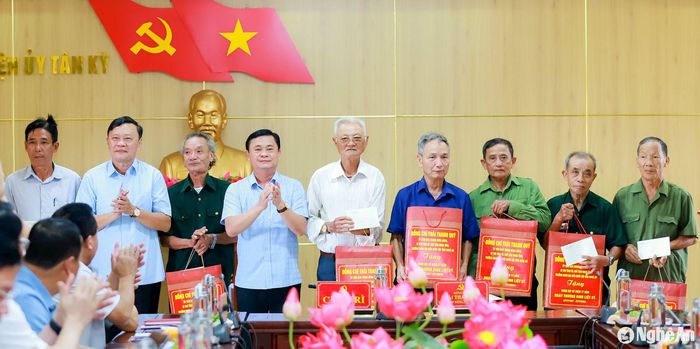 Bí thư Tỉnh ủy Thái Thanh Quý và Bí thư Huyện ủy Tân Kỳ Bùi Thanh Bảo trao tặng quà đến các gia đình chính sách, người có công tiêu biểu huyện Tân Kỳ. Ảnh: Thành Duy