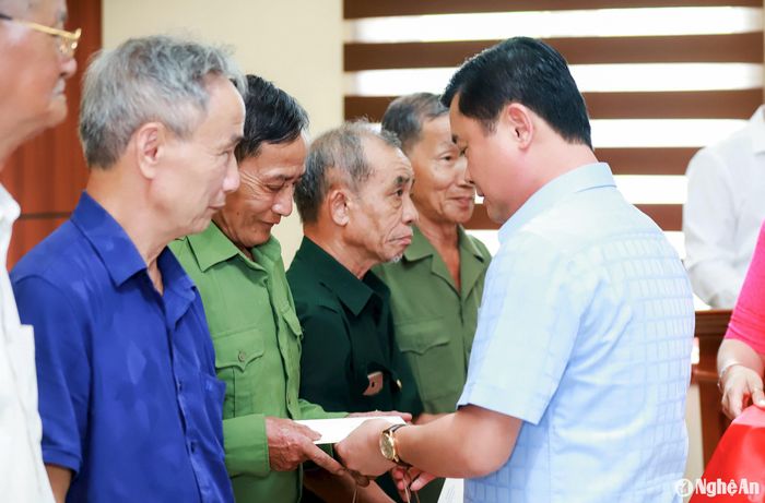 Bí thư Tỉnh ủy Thái Thanh Quý trao tặng quà đến các gia đình chính sách, người có công tiêu biểu huyện Tân Kỳ. Ảnh: Thành Duy
