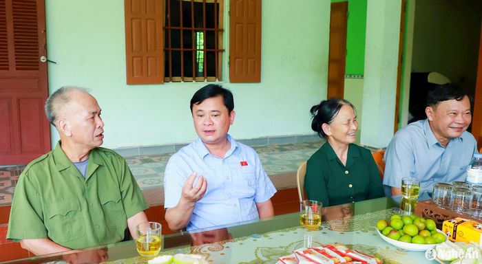 Bí thư Tỉnh ủy Thái Thanh Quý trò chuyện với ông Hoàng Văn Bảy và gia đình. Ảnh: Thành Duy