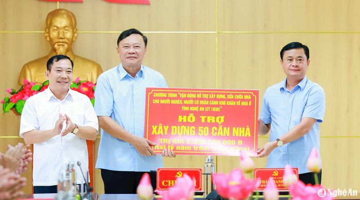Bí thư Tỉnh ủy Thái Thanh Quý trao biểu trưng hỗ trợ xây dựng 50 căn nhà cho hộ nghèo, hộ khó khăn về nhà ở trên địa bàn huyện Tân Kỳ với tổng trị giá 2,5 tỷ đồng. Ảnh: Thành Duy