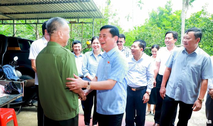 Đồng chí Bí thư Tỉnh ủy đã đến thăm, tặng quà gia đình vợ chồng ông Hoàng Văn Bảy, thương binh hạng 1/4 và bà Thái Thị Nga, thương binh hạng 4/4 ở xóm Tân Tiến, xã Kỳ Tân.