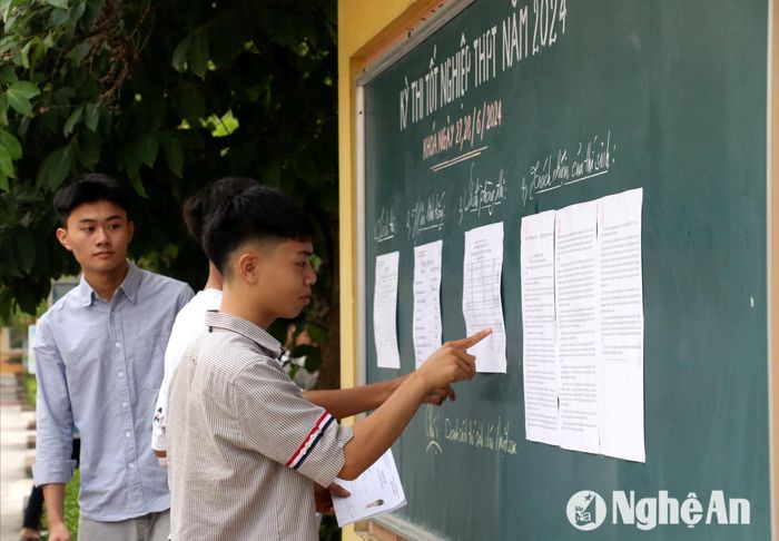 Thí sinh kiểm tra thông tin Kỳ thi tốt nghiệp THPT năm 2024. Ảnh: Mỹ Hà
