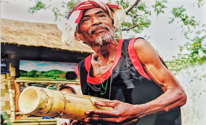 Nghệ nhân ưu tú Chamaleá Âu cùng chiếc đàn Chapi mà ông yêu quý. Ảnh: Trung tâm Văn hóa tỉnh Ninh Thuận cung cấp