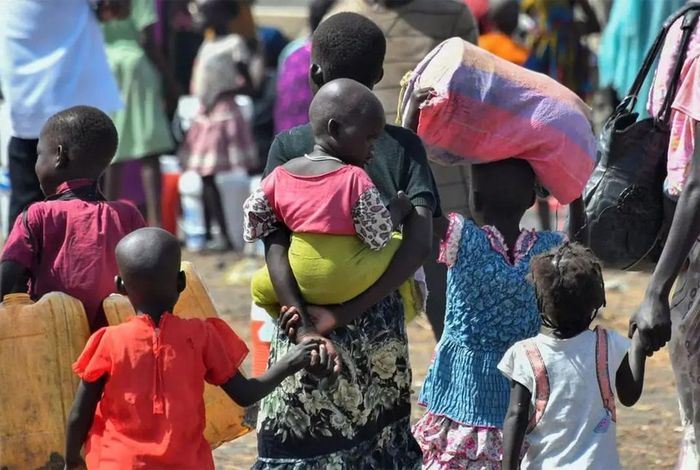 Nhiều người Sudan đang cố chạy trốn sang các nước láng giềng để tránh cuộc xung đột. Ảnh: Reuters.
