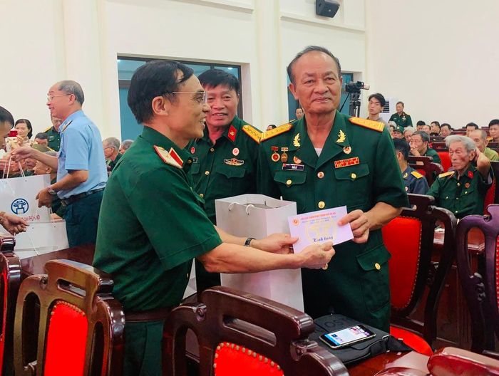 Đại diện Trung ương Hội Cựu chiến binh Việt Nam trao quà tặng cựu chiến binh là thương binh. Ảnh: Hiền Phương