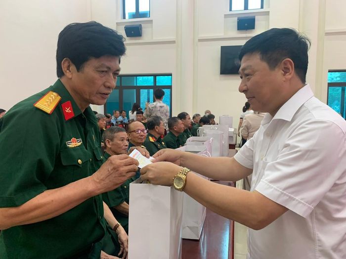 Đại diện các ban, ngành thành phố trao quà tặng cựu chiến binh là thương binh. Ảnh: Hiền Phương