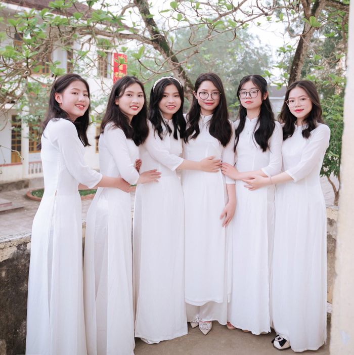 Phương Dung và những bạn nữ sinh cùng lớp. Ảnh: NVCC