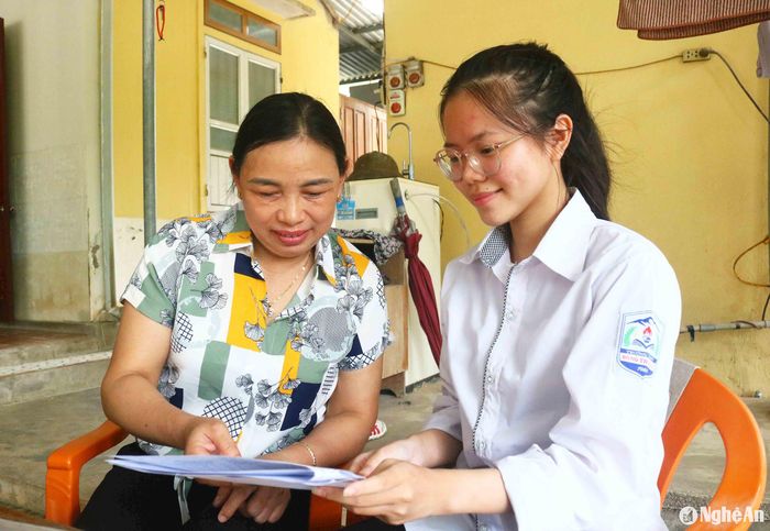 Phương Dung và mẹ đang trao đổi về điểm thi của mình. Ảnh: Huy Thư