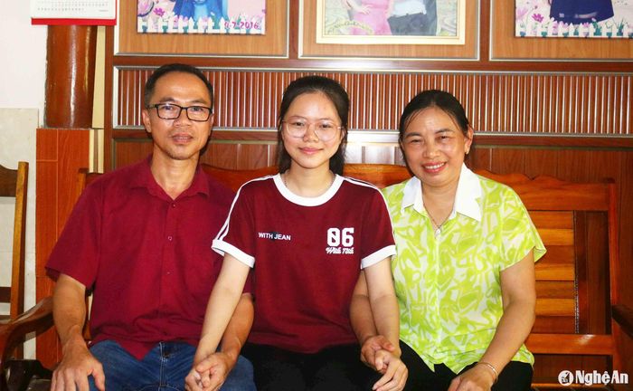 Bố mẹ Dung rất phấn khởi khi con gái đạt điểm cao. Ảnh: Huy Thư