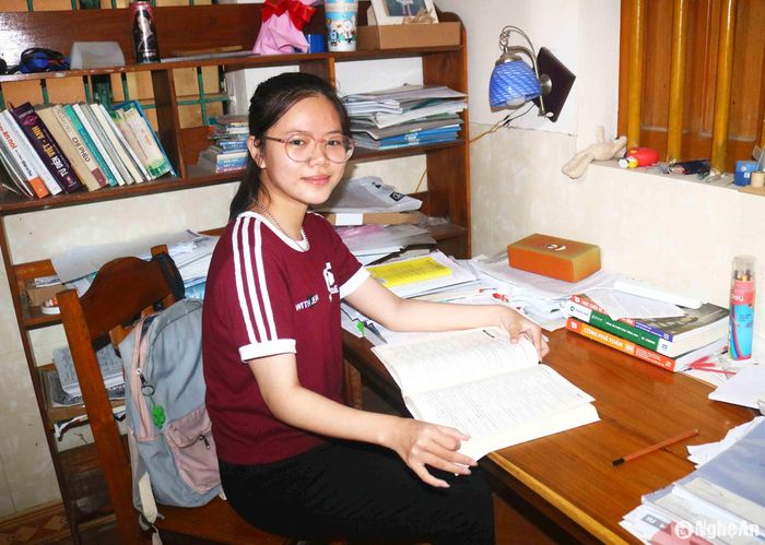 Em Nguyễn Tài Phương Dung bên góc học tập tại gia đình. Ảnh: Huy Thư