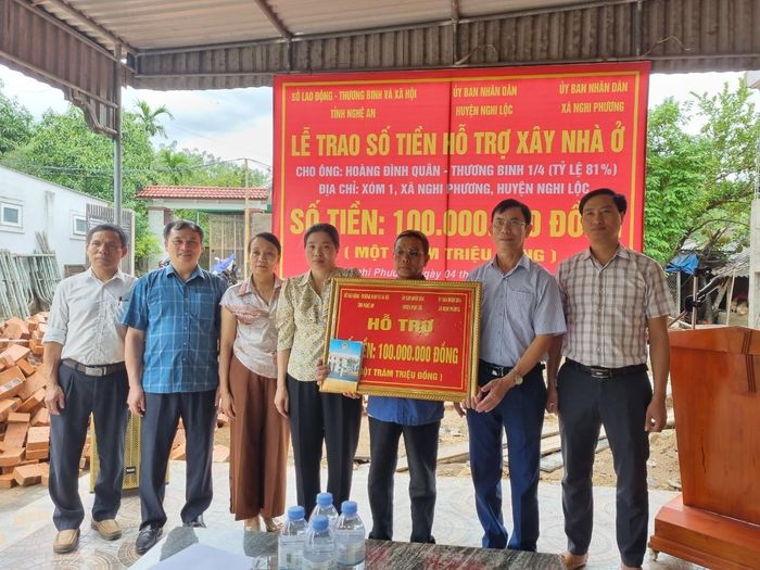 Lễ trao tặng tiền hỗ trợ xây dựng nhà ở cho thương binh hạng 1/4 tại xã Nghi Phương (Nghi Lộc). Ảnh: Sở LĐ-TB&XH Nghệ An cung cấp