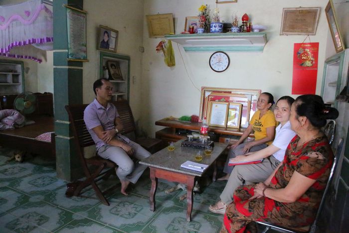 Cán bộ Phòng Lao động - Thương binh và Xã hội huyện Nghi Lộc và cán bộ chính sách xã Nghi Long tới thăm bà Đinh Thị Như Hoa. Ảnh: Thanh Nga