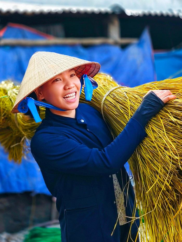Ở giai đoạn vận chuyển từ cánh đồng cói, người dân thường kết các bó cói thành bè để kéo về trên lạch nước hoặc gánh trên vai hay xe thồ về.